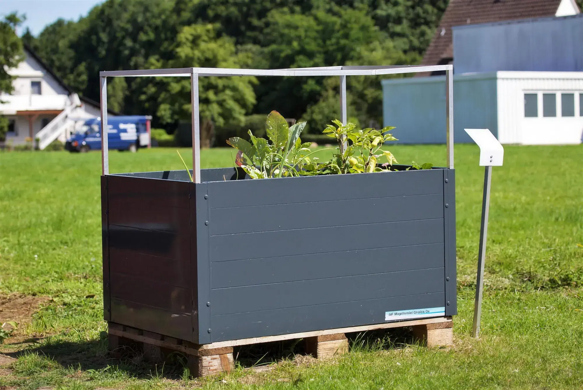 Hochbeet aus anthrazitfarbenen Aluminiumprofilen auf einer Wiese
