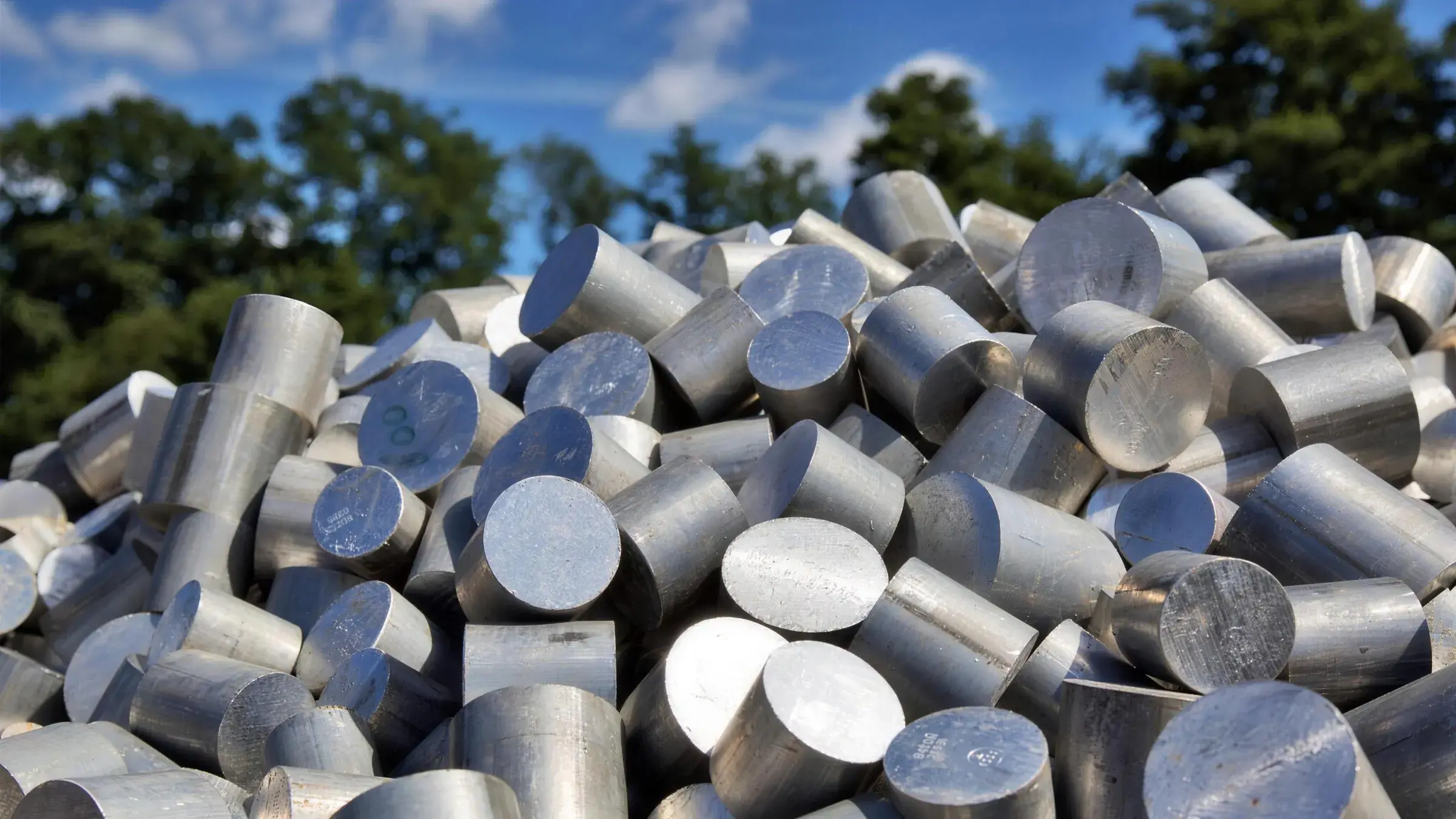 Aluminium-Rundbarren unter blauem Himmel